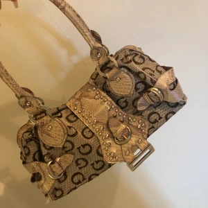 snygg axel väsk  - en super snygg second väska som är väldigt rymlig och har även tre fan inuti💕väskan är köpt här på plik så vet ej om den är äkta men de är bra kvalite, fraktar hällst men kan mötas upp i stockholm❤️ frakt står köparen för