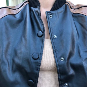 Skinnjacka! - Skitsnygg skinnjacka från NAKD - storlek 34. Kan mötas upp i Örebro eller frakta den. ❤️ BUDA nedan eller skicka meddelande 