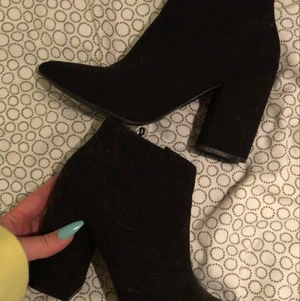 Svarta klackar Storlek 38 - Ett par svarta klackar som är i storlek 38, väldigt sköna att gå i. Dom är knappt använda, köpte dom på hm för 499kr säljer dom för 200kr eller bud!😊