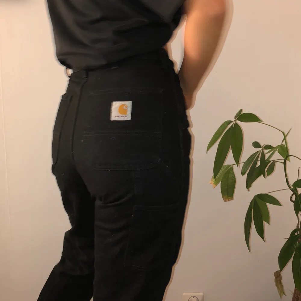 Säljer mina helt oanvända Carhartt jeans då jag gick ner i vikt. Hon på bilden är 165. Fett snygga 🥺 Köpta för 1200.. Jeans & Byxor.