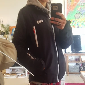 Helly Hansen jacka - Tunt vadderad jacka av Helly Hansen. Jag har på mig tjocktröja under jackan på bilden.  Ena fickan har lite trasig dragkedja som säkert går att laga.