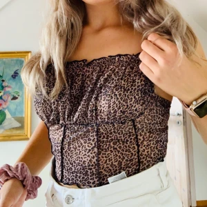 Leopard top - Sjukt söt meshtop med leopard mönster. Köpt här på Plick. Strl s men passar även m pga att den är stretchig. Sjukt söt. Pris är med frakt.