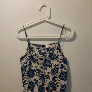 Linne blommigt - Lite kortare i modellen 