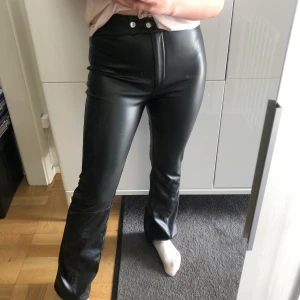 Nakd skinnbyxor - Ett par skinnbyxor från Nakd väldigt fina men tycker dom är lite för tajta för mig!                                             Endast provade, storlek 36!