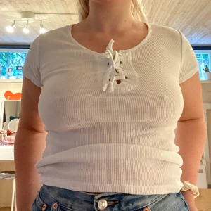 Vit topp - Vit somrig topp från lager 157 i strl S, knappt använd!