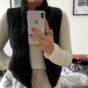 Väst från hm, storlek XS/s - Svart lite tjockare (tror de e dun liknande) väst, nått ärr men inget folk i min närhet har lagt märket till, pris kan diskuteras💘