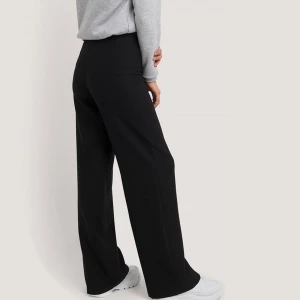 Vida byxor - Intressekoll på dessa jätte snygga vida ”kostymbyxor” från Na-kd. Super snygga och går ner snyggt på skon. Hör av er vid intresse. 