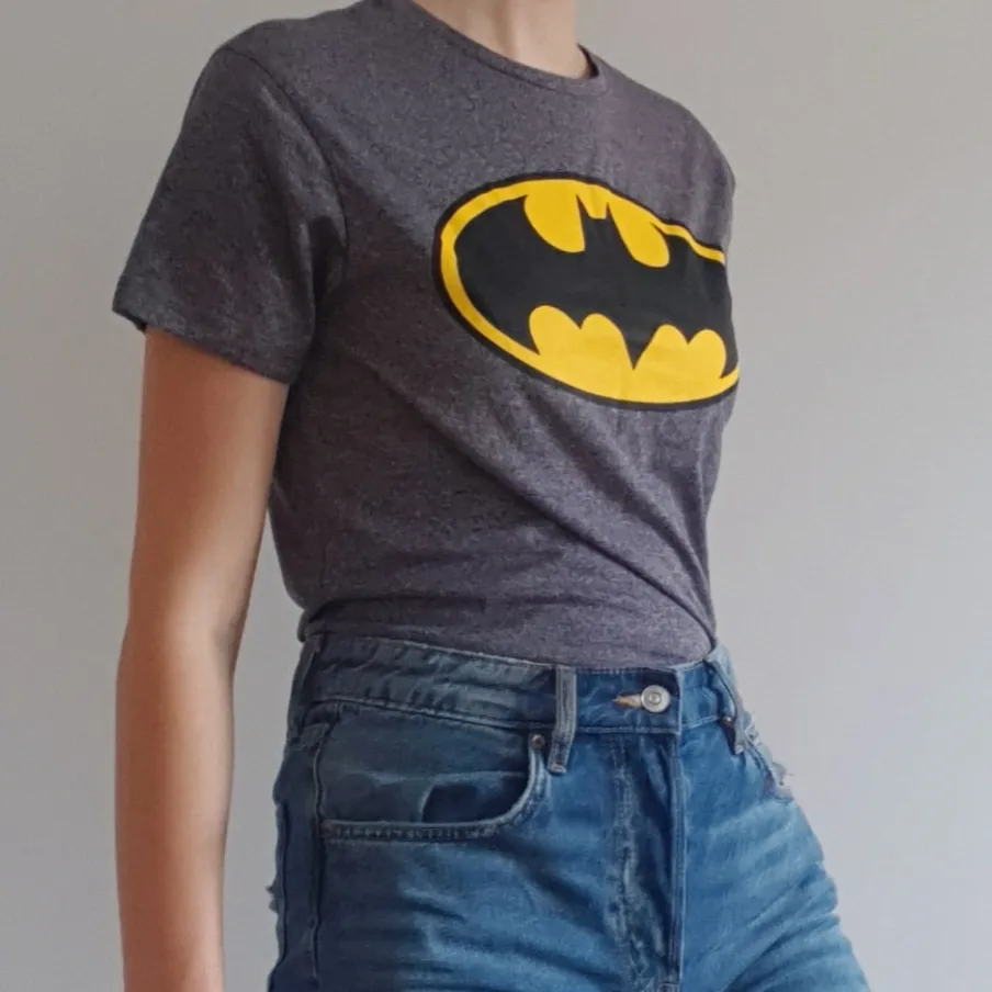 Tshirt med Batman tryck i storlek S. Bara använd några gånger, fortfarande i mycket fint skick. Säljer för 80kr exklusive frakt (44kr). Bjuder dock på frakten vid köp över 300kr! . T-shirts.