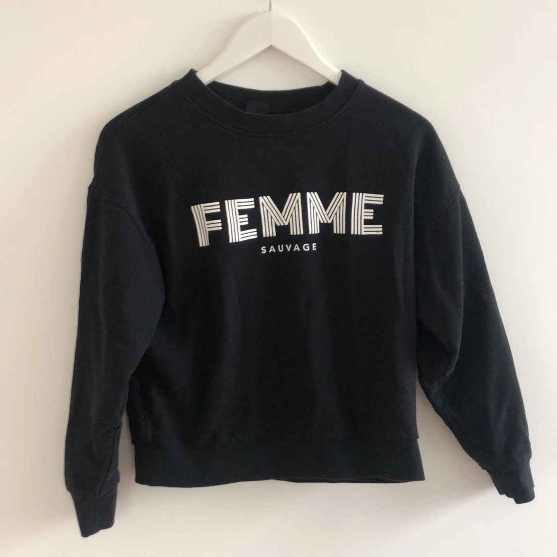 Svart tjocktröja med tryck