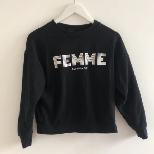 Svart tjocktröja med tryck - Svart tjocktröja med vit tryck, köpt på Gina Tricot för ca 1 år sedan. Skulle gissa att tröjan kostade runt 250 o jag säljer för 85kr. Använd o tvättad några gånger därav de låga priset, ändå i fint skick. Storlek XS. Frakt ingår ej i priset💛