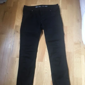 Svarta byxor från BikBok M  - Använt dom max 10 ggr, fin i skicket och prisvärd