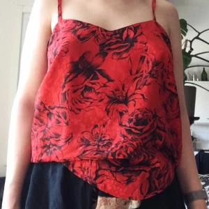 Linne med rosor - Storlek M, jag på bilden är 36:a upptill. +22 för frakt