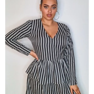 Randig klänning  - Helt ny med tagg på 120 kr frakt tillkommer. Storlek 52 mer som 50