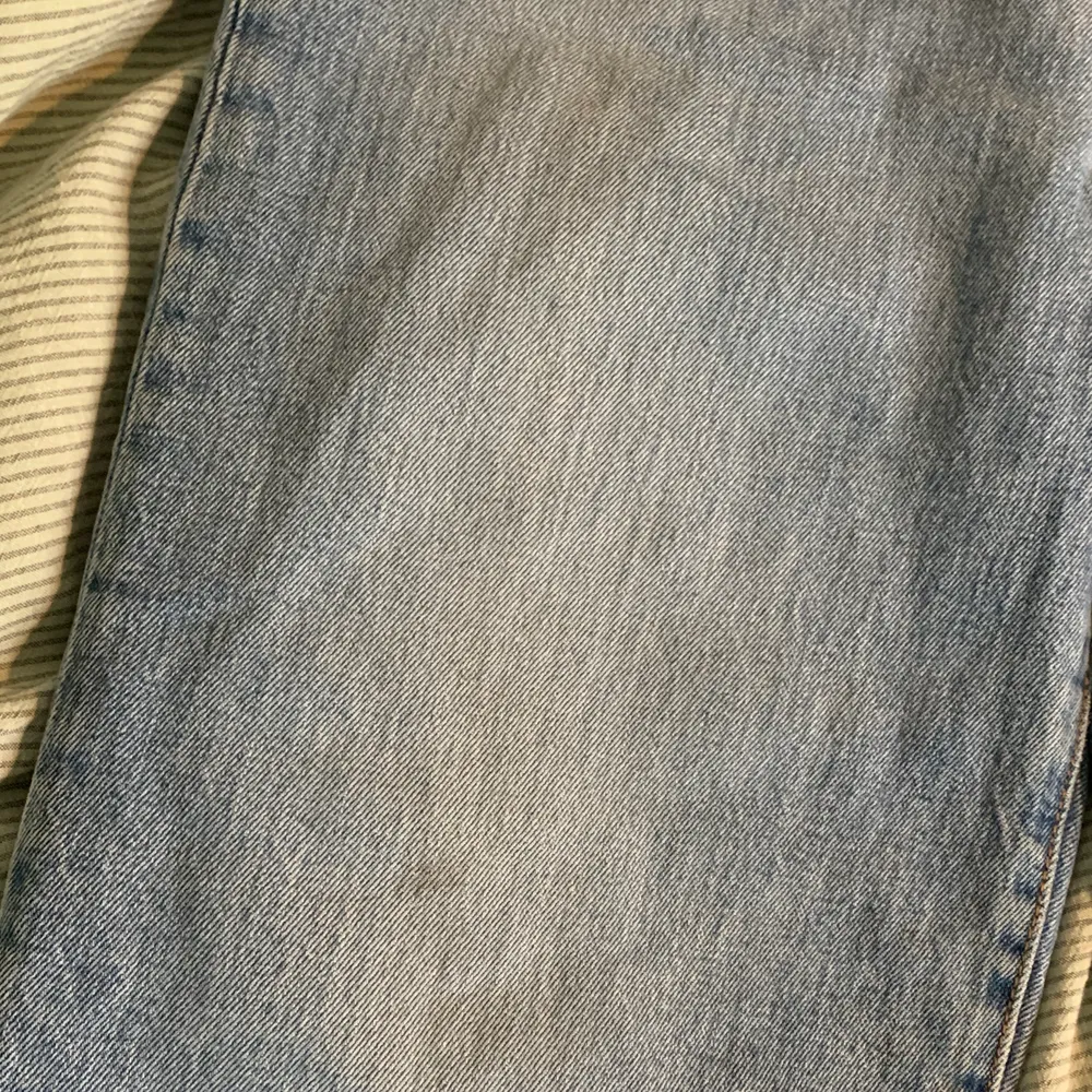 Säljer mina Levis ribcage straight ankle då jag inte använder de längre✨ Jeansen är i bra skick men har en liten fläck på låret (bild 3) Nyköppta för 1200kr✨. Jeans & Byxor.