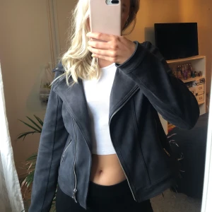 Bikerjacka  - Bikerjacka i mockamaterial, aldrig använd så bättre att sälja till någon annan 🤍✨🦋