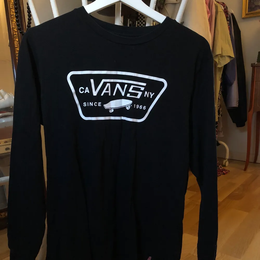 Säljer denna Vans tröja i storlek S. 100kr inklusive frakt!. Tröjor & Koftor.