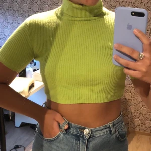 Snygg grön kroppad T-shirtpolo!! - Superfint skick!! Använd 2 gånger. Köpt i london, älskar den verkligen men tycker inte jag passar i den. 