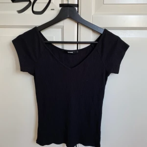 Svart t-shirt  - Säljer en svart t-shirt från Bik Bok i storlek XS. Väldigt bra skick. 