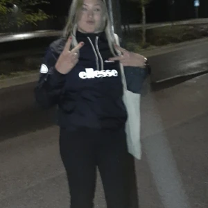 Elesse Vindjacka reflex - Väldigt bra skick, använd typ 3 gånger! Gillar den mycket men den har blivit lite bortglömd. Texten är skriven i reflex. Fler bilder finns att få i chatten 