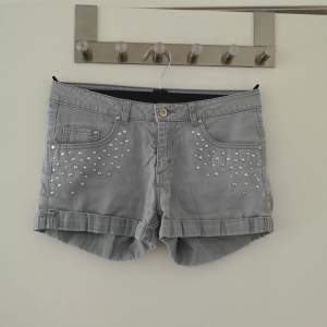 Gråa shorts från h&m med silvriga pärlor. Storlek 164/XS. Köparen står för frakt⚡️