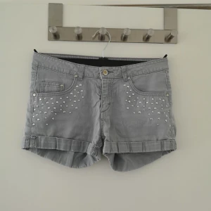 Gråa shorts - Gråa shorts från h&m med silvriga pärlor. Storlek 164/XS. Köparen står för frakt⚡️