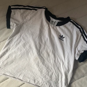 Adidas t-shirt - Klippt adidas tshirt som ser så cool ut på❤️ 120kr och då ingår frakt i priset