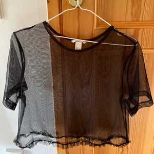 Meshtop HM - Meshtop från HM med volanger nertill, storlek M 100kr fraktkostnaden är inte inräknad 🥰