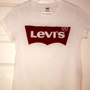 Levis hoodie från carlings - Köprt för 250kr, säljer för 150kr, knappt använd så skicket är bra. Frakt tillkommer!