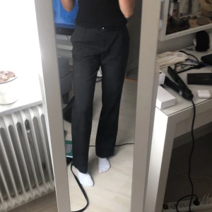 Tygbyxor - Säljer dessa supersnygga tygbyxor från Stockholm LM pga de är lite för breda för mig. Buda från 50kr 