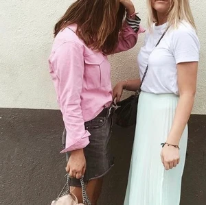 Rosa jacka💘💘 - Säljer denna rosa tunna jacka💘 Den är från NAKD i size 36. (Första bilden är lånad) hör av er endast om ni vill köpa!