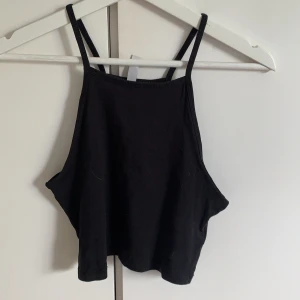 Cropped linne  - Svart cropped linne från HM