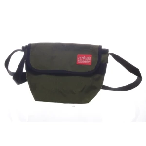 Manhattan portage väska - Messenger bag från Manhattan portage. Olivgrön (inte lika stark grön som sista bilden). Superbra kvalite, aldrig använd!  Bredd (cm): 30 Djup (cm): 14 Höjd (cm): 21