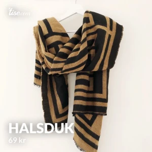 Halsduk - Halsduk som endast hann bli använd en gång förra vintern, så i nyskick! Väldigt mjukt material och mycket tyg! Frakt på 44kr tillkommer 📦