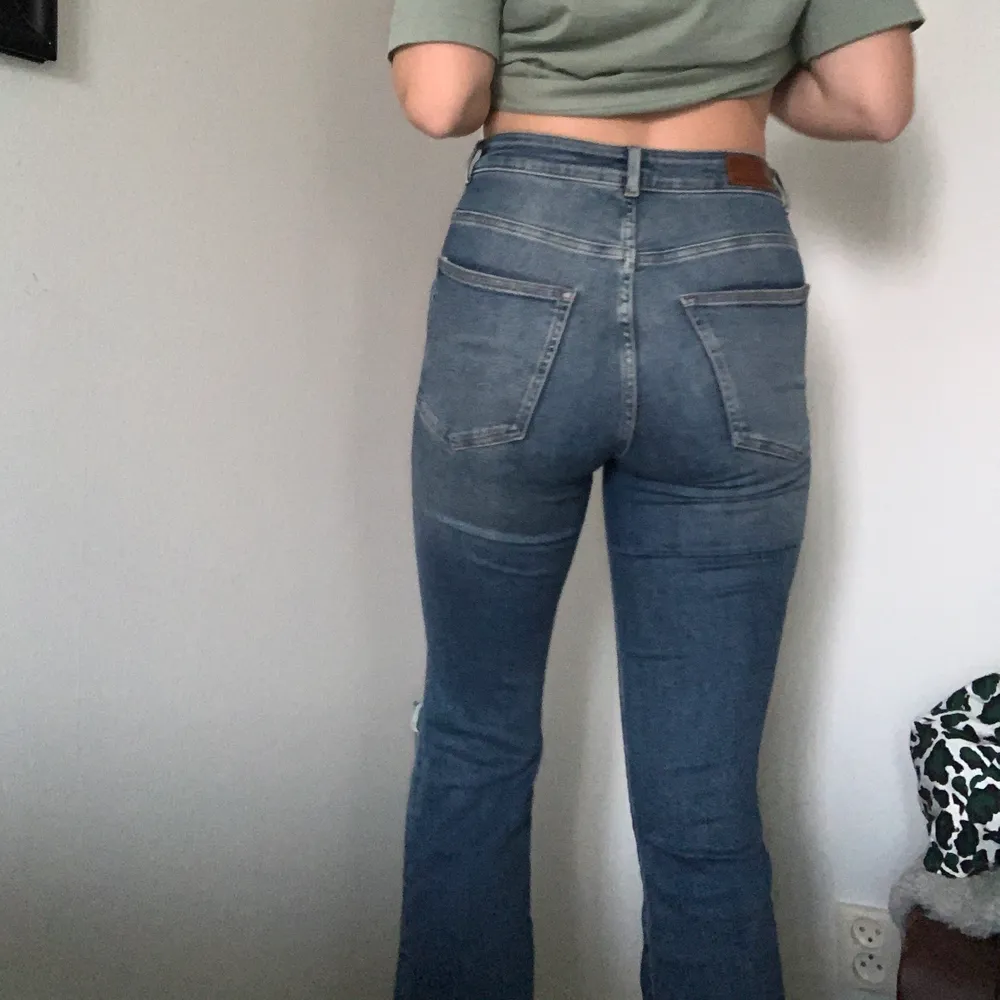 Snygga långa jeans med flare från BIKBOK, lite stora i midjan för mig! Köparen står för frakt!!💓. Jeans & Byxor.