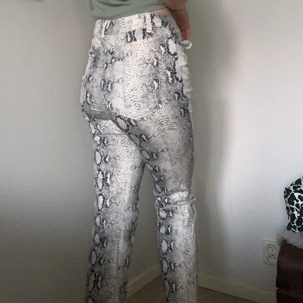Jeans med snake print från Vero Moda, för korta och stora i midjan för mig! Köparen står för frakt!💓. Jeans & Byxor.