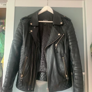 Skinnjacka svart - Säljer nu min brors skitsnygga skinnjacka i äkta skinn då han inte använder den längre. Den kommer från Boda skins och är köpt för cirka 4000kr. Eftersom den är väldigt oanvänd kommer jag sälja den för 1000kr trots att den har en liten ”reva” på ena armen. 