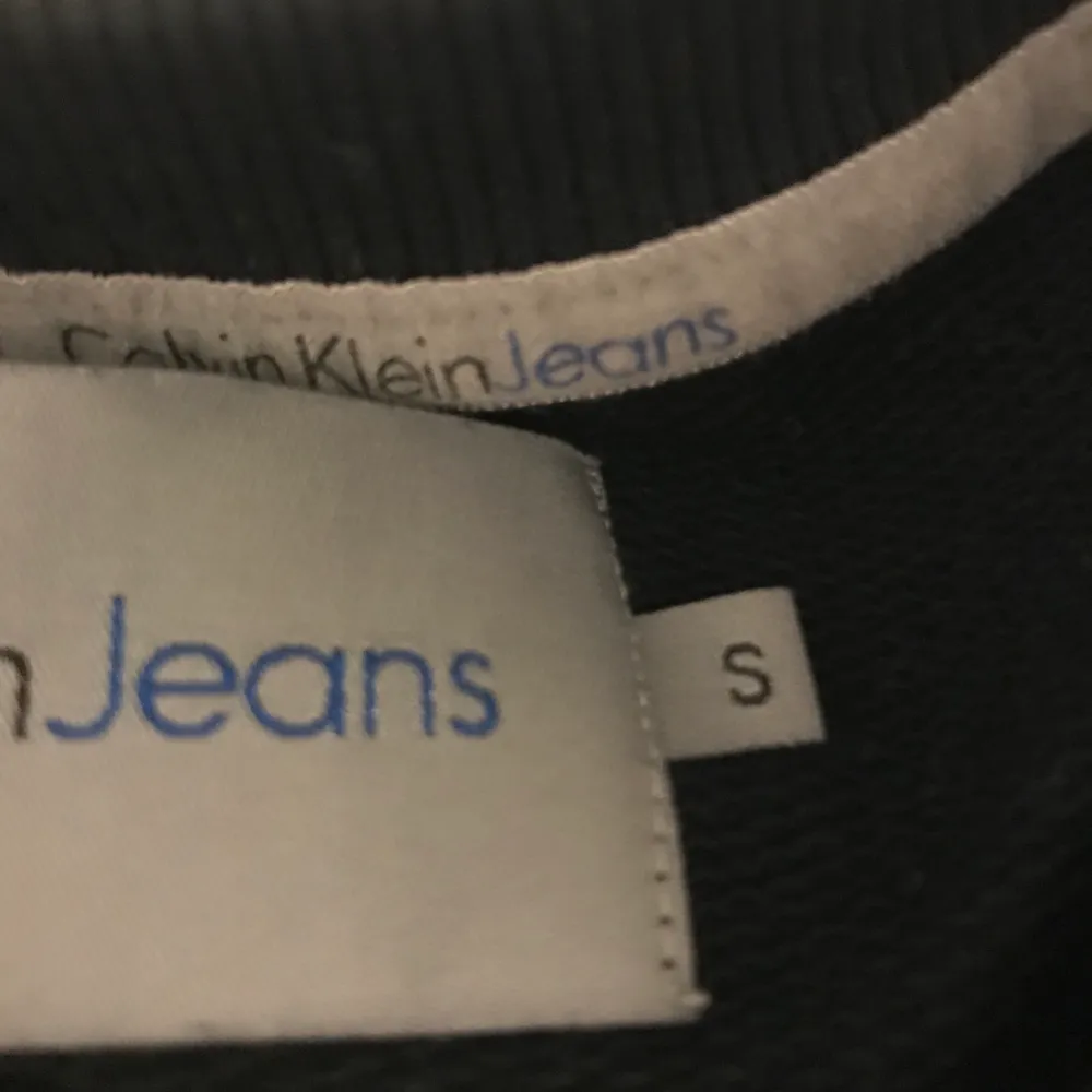 Riktigt snygg modern märkeströja med broderad text som jag nu säljer till bra pris! Köpt i Prag på självaste Calvin Klein! Skriv om du har fler frågor. . Tröjor & Koftor.