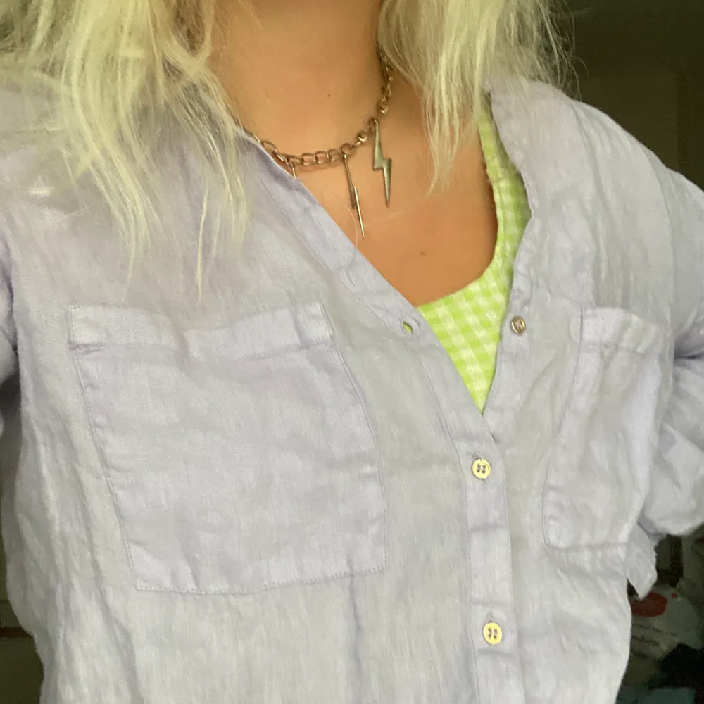 Linneskjorta från Zara i pastellfärg (ljuslila) färgen är som i den första bilden. Går att knäppa upp ärmarna. Aldrig använd.. Skjortor.