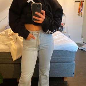 ”Utsvängda” jeans i storlek 27 från weekday. Är normala i storlek och passar mig som brukar vara S i byxor. Är 160 och är perfekta i längd. Fint skick. Köpta för 500 kr :) (köpare står för frakt)