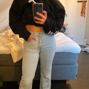 Jeans storlek 27 - ”Utsvängda” jeans i storlek 27 från weekday. Är normala i storlek och passar mig som brukar vara S i byxor. Är 160 och är perfekta i längd. Fint skick. Köpta för 500 kr :) (köpare står för frakt)