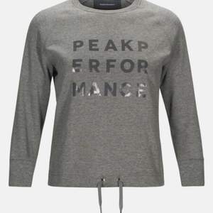 En grå tröja från Peak performance. Endast testad. Priset är diskuterbart. Frakt tillkommer 63kr 