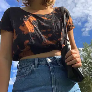 Tie dye T-shirt med resår i midjan, kan därför användas både cropped och vanligt, 125kr+frakt