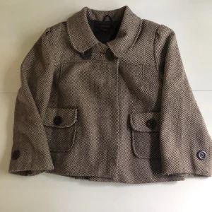 Jättesnygg chic jacka!  - Storlek S. Av kortare modell, knappt använd och därmed i väldigt gott skick. Priset är plus eventuell frakt. 