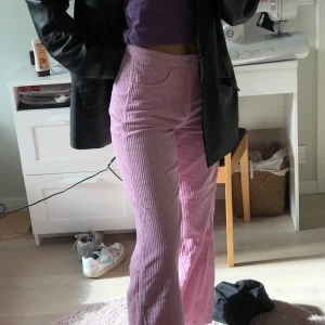 Rosa manchesterbyxor - Ett par superhärliga pastellrosa utsvängda manchesterbyxor från Weekday! Knappt använda, kan mötas upp i Stockholm eller skicka på posten. 