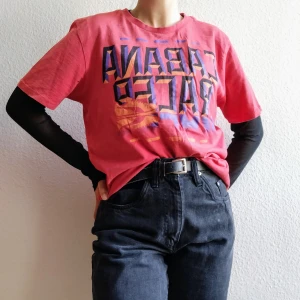 Röd Puma Tröja Med coolt tryck - Röd Puma T-shirt med coolt tryck i storlek S. Är använd än del men fortfarande i OK skick. 75 + frakt eller högsta bud :)