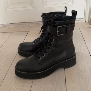 Kängor från zara st 40 nyskick - Säljer ett par svarta kängor från zara i st 40. Har endast användas en gång. Nypris 800kr