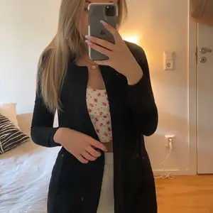 Svart superfin blazer från Prettylittlething. Säljer pga att den är alldeles för tajt i ärmarna. Storlek UK 6, vilket motsvarar en xxs-xs 🥰 frakt tillkommer! 