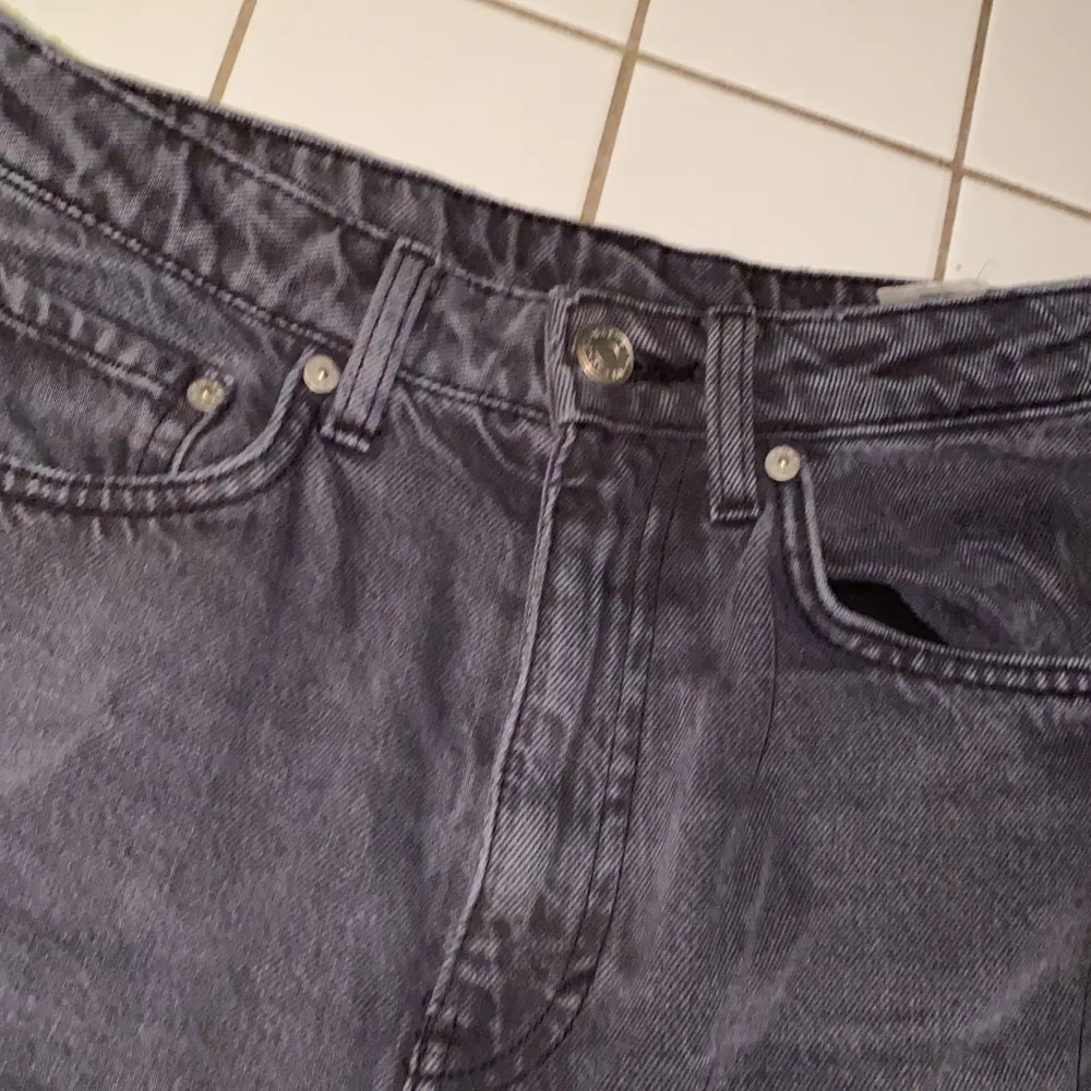 Supersnygga svarta weekday jeans i toppenskick i storlek w27 L 28 (ankellängd) . Jeans & Byxor.