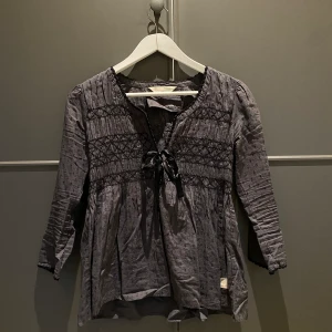 Odd molly - Odd Molly blus, dark grey storlek 0. Säljes då den inte kommer till användning, använd någon enstaka gång. 300kr