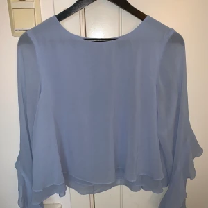 Blus från KappAhl i storlek 36 - Säljs pga för liten men superfin! Blusen har lite volang längst armarna!
